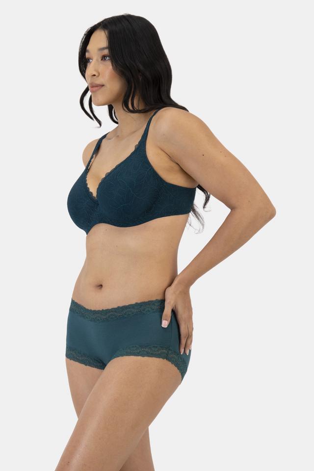 Alejandra (She/Her) wears size 12 and is 172cm tall with 100cm chest and 78cm waist