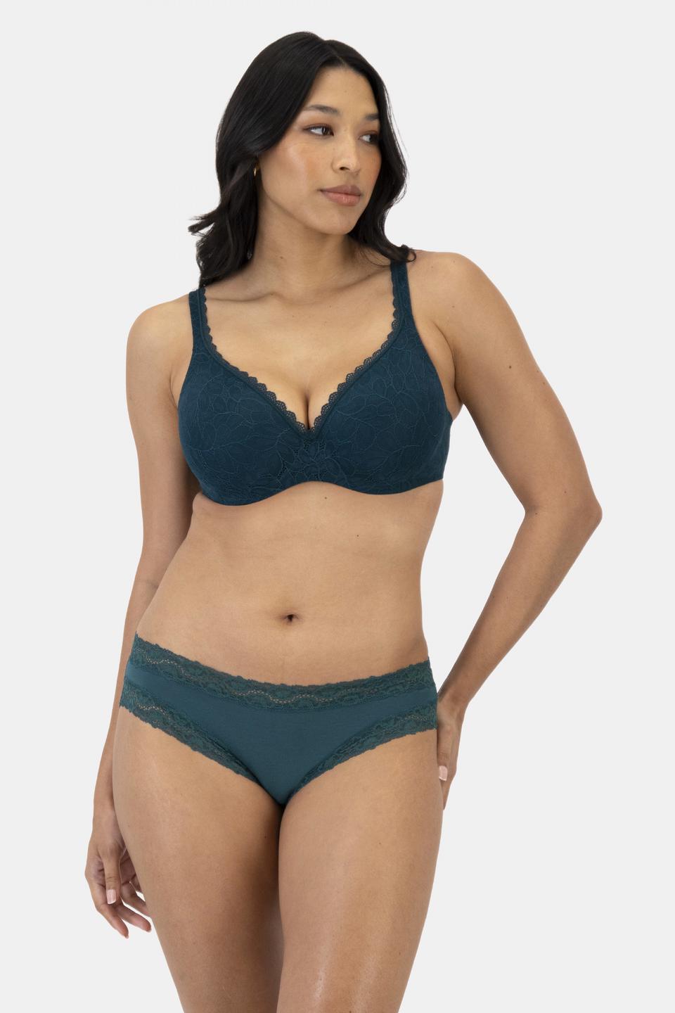Alejandra (She/Her) wears size 12 and is 172cm tall with 100cm chest and 78cm waist