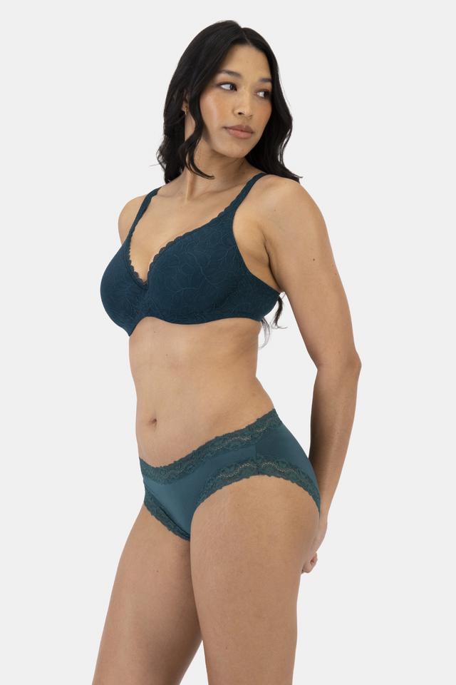 Alejandra (She/Her) wears size 12 and is 172cm tall with 100cm chest and 78cm waist