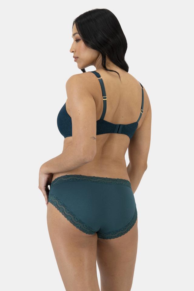 Alejandra (She/Her) wears size 12 and is 172cm tall with 100cm chest and 78cm waist