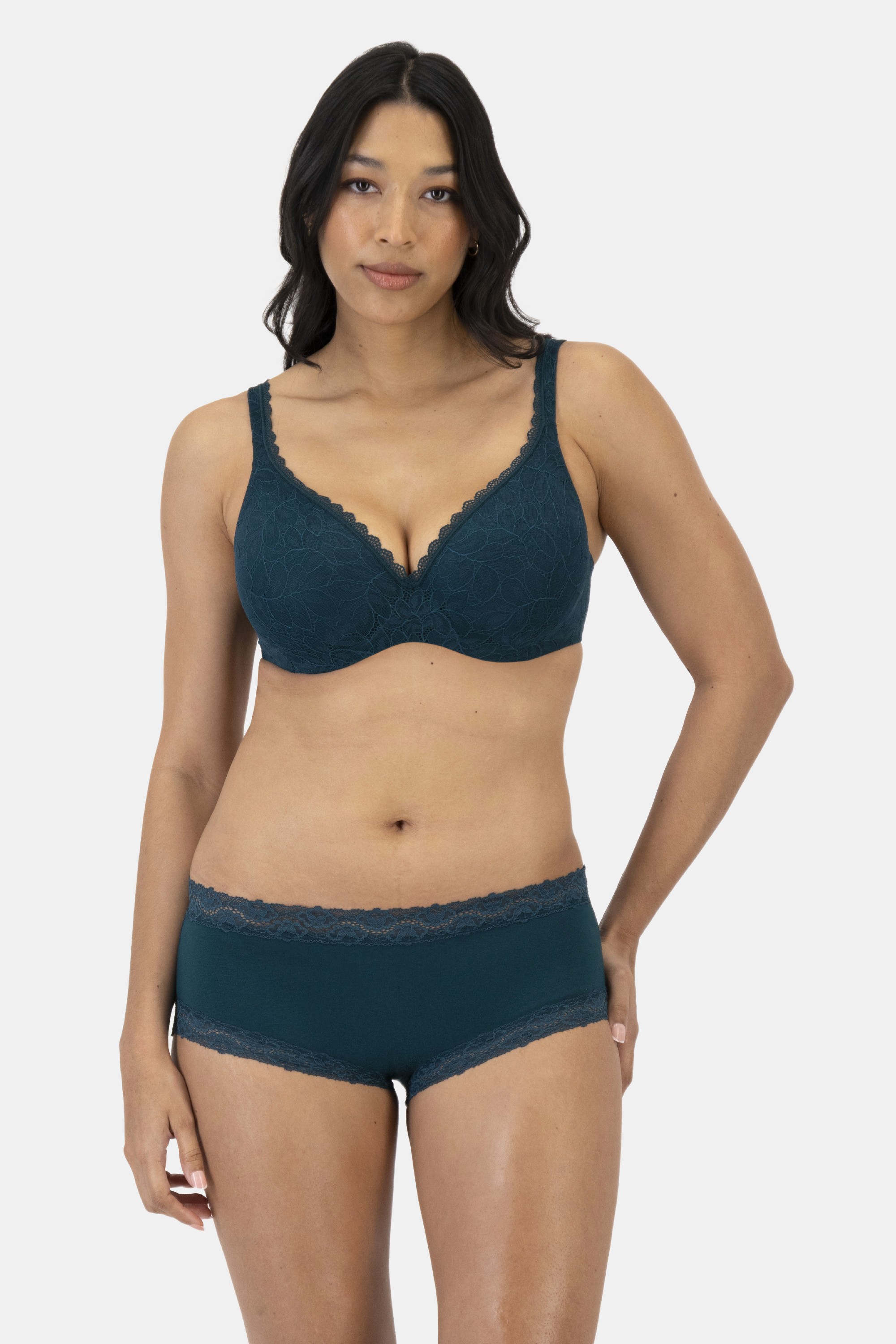 Alejandra (She/Her) wears size 12 and is 172cm tall with 100cm chest and 78cm waist