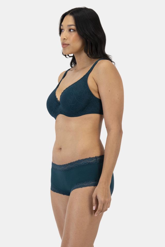 Alejandra (She/Her) wears size 12 and is 172cm tall with 100cm chest and 78cm waist