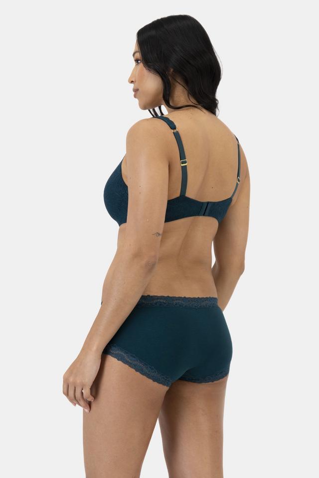 Alejandra (She/Her) wears size 12 and is 172cm tall with 100cm chest and 78cm waist