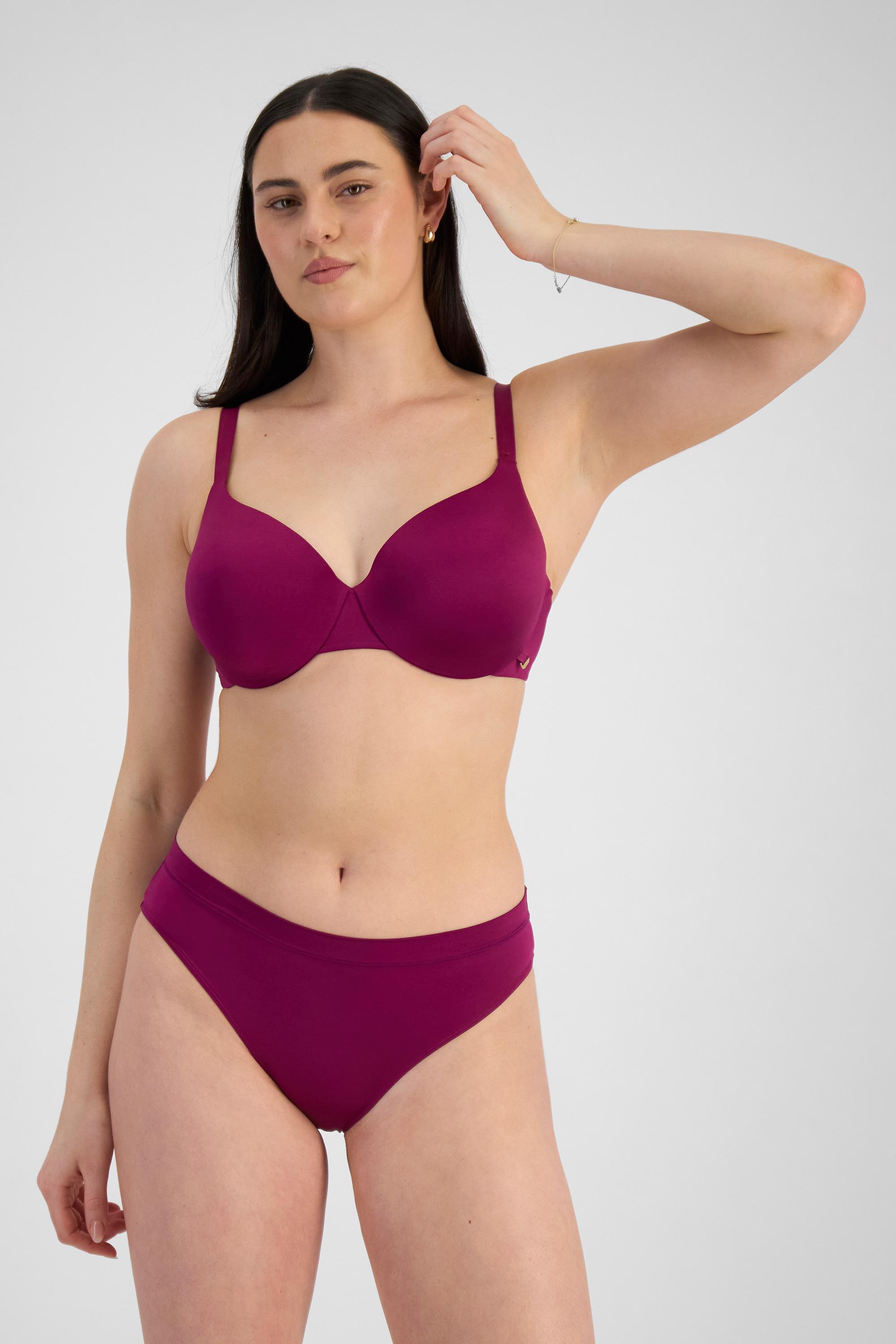 Jacqleen (She/Her) wears size 14 and is 183cm tall with 93cm chest and 73cm waist