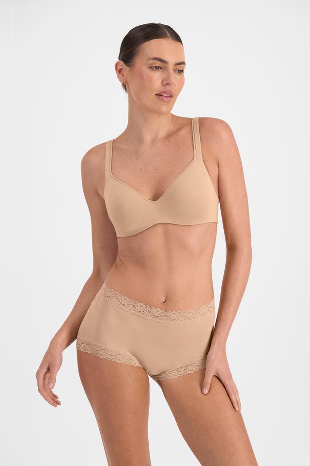 Pearl (She/Her) wears size 12B and is 181cm tall with 92cm chest and 63cm waist