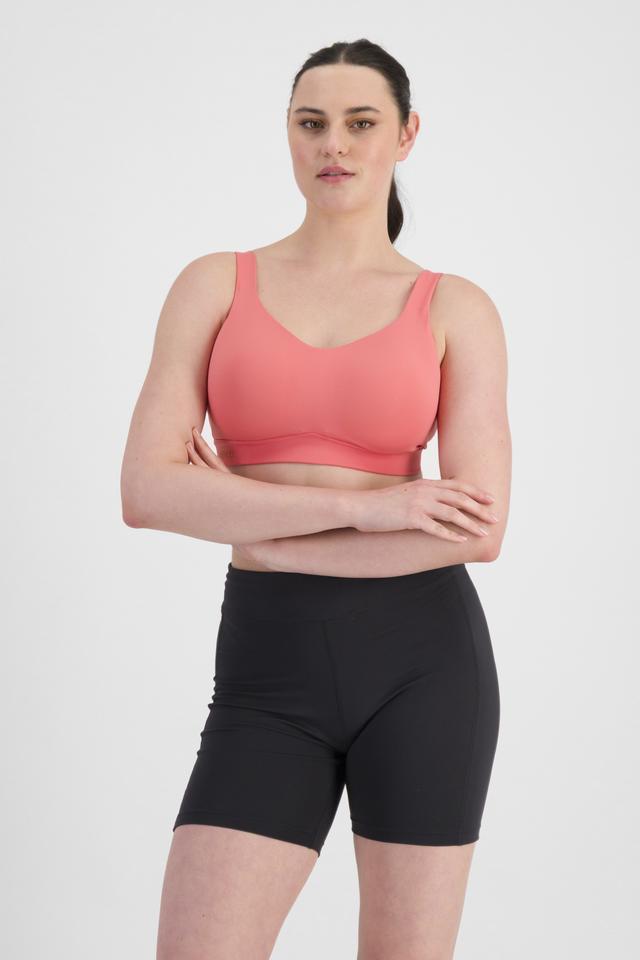 Jacqleen (She/Her) wears size 14DD and is 183cm tall with 93cm chest and 73cm waist