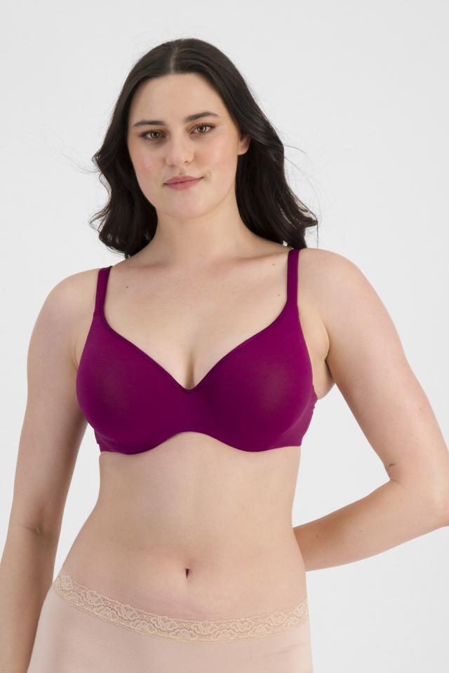 Jacqleen (She/Her) wears size 14DD and is 183cm tall with 93cm chest and 73cm waist