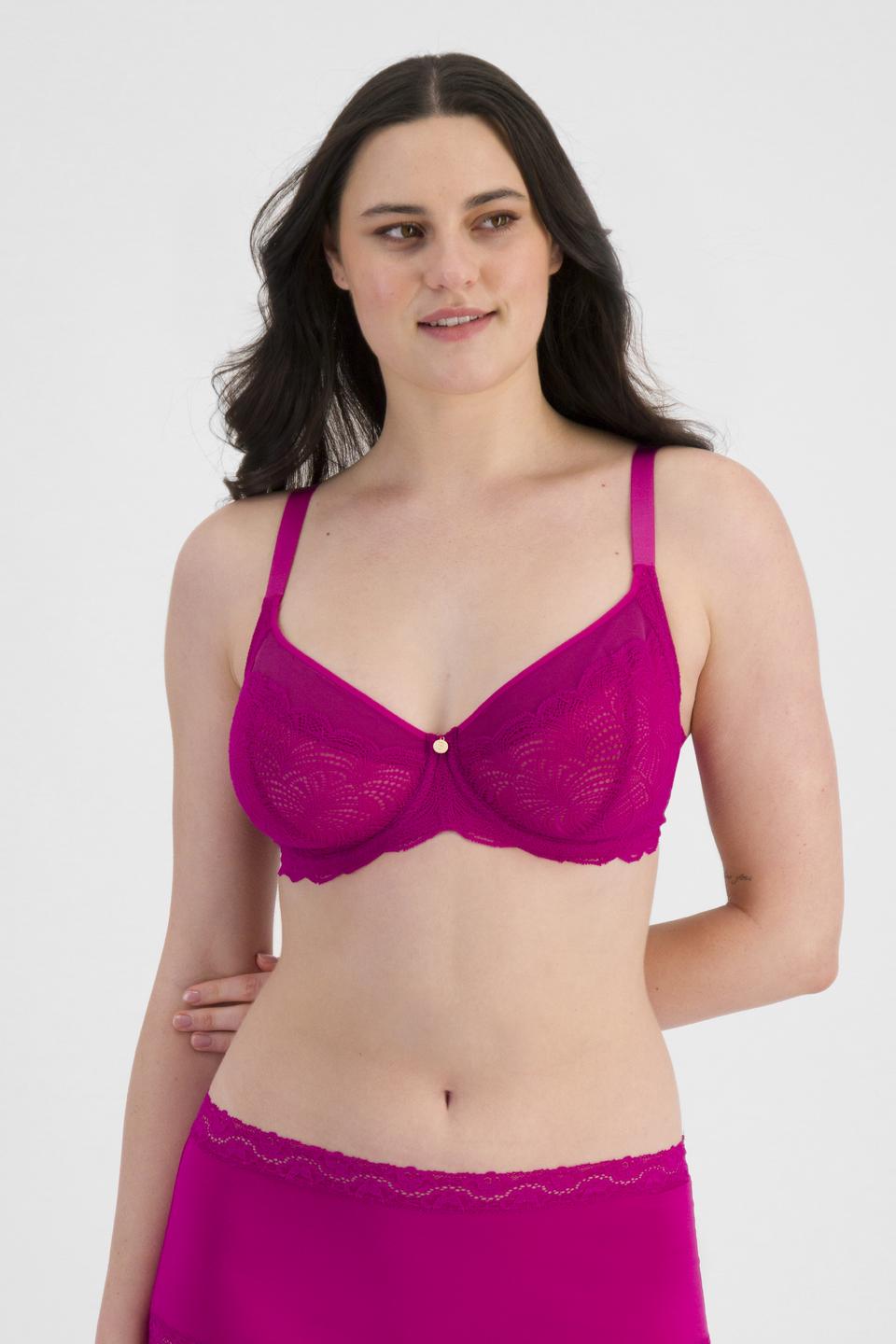 Jacqleen (She/Her) wears size 14DD and is 183cm tall with 93cm chest and 73cm waist