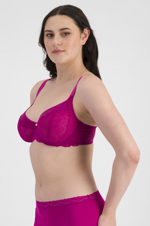 Jacqleen (She/Her) wears size 14DD and is 183cm tall with 93cm chest and 73cm waist