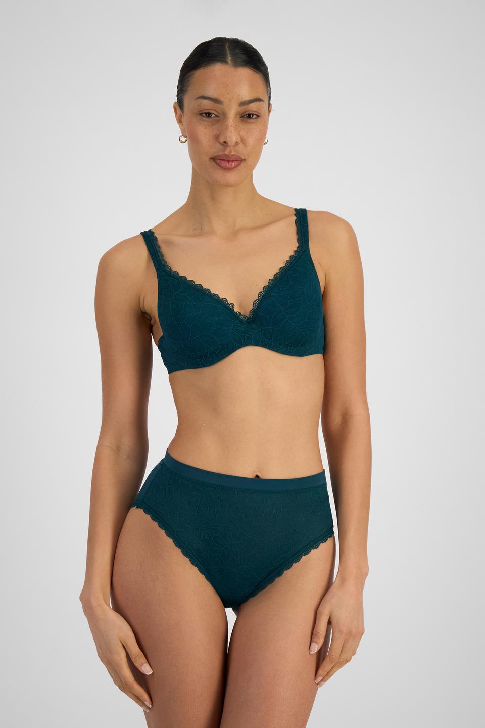 MILA (She/Her) wears size 12B and is 176cm tall with 81cm chest and 62cm waist