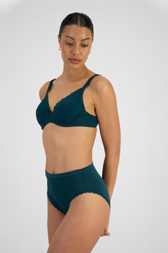 MILA (She/Her) wears size 12B and is 176cm tall with 81cm chest and 62cm waist