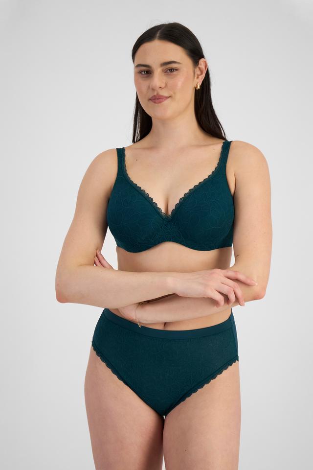 MILA (She/Her) wears size 12B and is 176cm tall with 81cm chest and 62cm waist