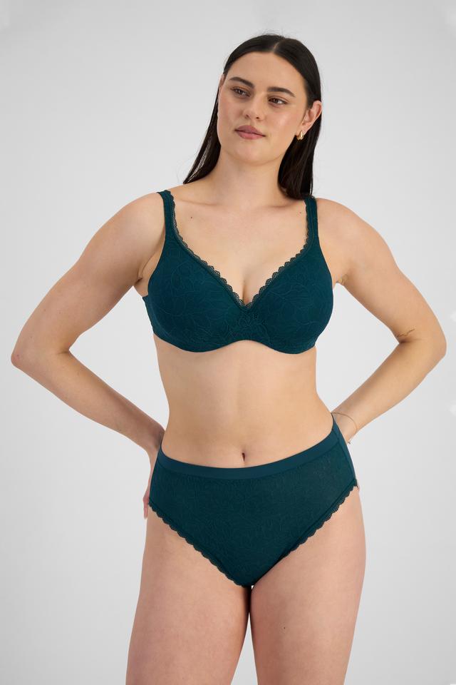 MILA (She/Her) wears size 12B and is 176cm tall with 81cm chest and 62cm waist