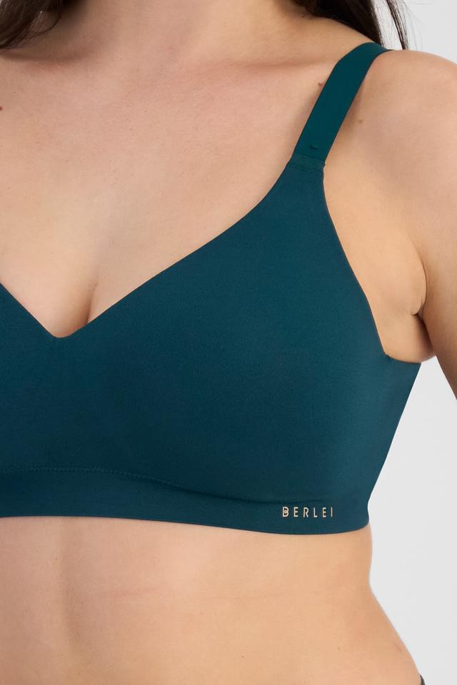 Jacqleen (She/Her) wears size 14DD and is 183cm tall with 93cm chest and 73cm waist