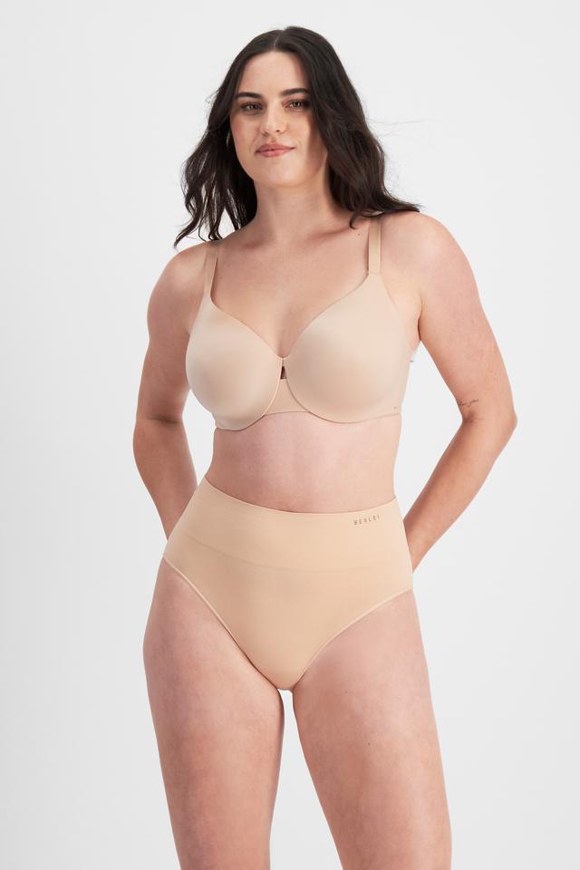Jacqleen (She/Her) wears size 14DD and is 183cm tall with 93cm chest and 73cm waist