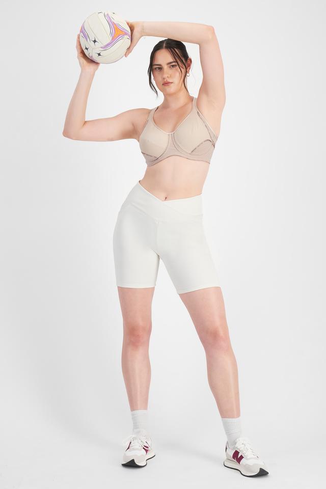 Jacqleen (She/Her) wears size 14DD and is 183cm tall with 93cm chest and 73cm waist